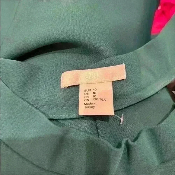 H&M skater skirt in green. Size 8. - Picture 2 of 6